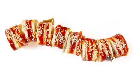 Foto de Rollos de sushi Unagi. Sushi con anguila, queso crema y aguacate, espolvoreado con semillas de sésamo blanco y negro. - Imagen libre de derechos