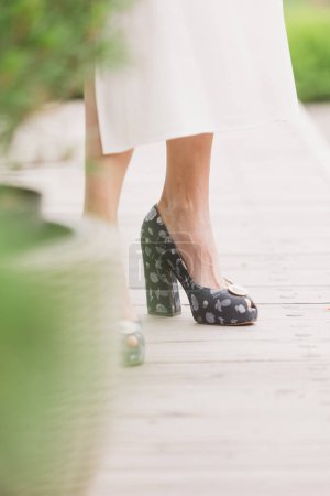 Téléchargez les photos : Gros plan des jambes minces de la femme portant des chaussures à talons hauts - en image libre de droit