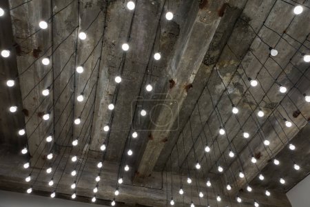 Foto de Techo de hormigón de oficina, fábrica o almacén con alambres y lámparas - Imagen libre de derechos