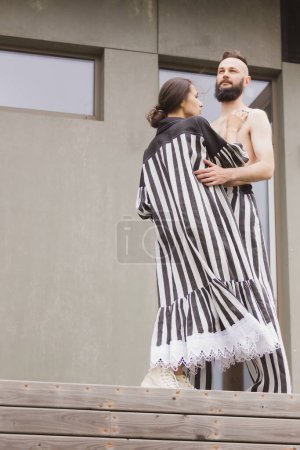 Téléchargez les photos : Vue pleine longueur du couple à la mode en plein air - en image libre de droit
