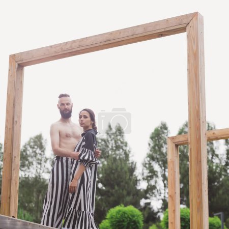 Téléchargez les photos : Vue pleine longueur du couple à la mode en plein air - en image libre de droit