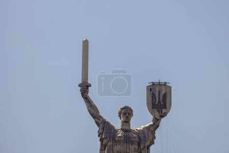 Téléchargez les photos : Kiev, Ukraine - 19 août 2023 : Les armoiries de l'Ukraine sur le bouclier du Monument de la Patrie sont dévoilées à Kiev. Aujourd'hui, l'Ukraine célèbre son 32e jour de l'indépendance - en image libre de droit