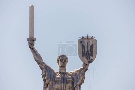 Foto de Kiev, Ucrania - 19 de agosto de 2023: El Escudo de Armas de Ucrania en el escudo del Monumento a la Patria se revela en Kiev. Hoy, Ucrania celebra su 32º Día de la Independencia - Imagen libre de derechos