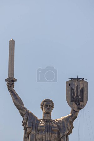 Photo for Kyiv, Ukraine - August 19, 2023: The Coat of Arms of Ukraine on the shield of the Motherland Monument is unveiled in Kyiv. Today, Ukraine celebrates its 32nd Independence Day - Royalty Free Image