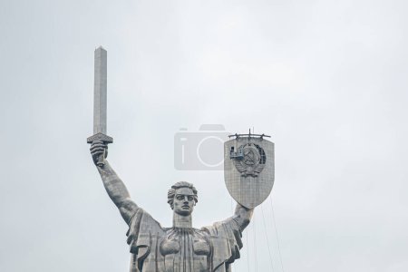 Téléchargez les photos : Kiev, Ukraine - 31 juillet 2023 : Vue du monument de la Patrie après avoir enlevé les armoiries soviétiques et préparé l'installation des armoiries de l'Ukraine - en image libre de droit