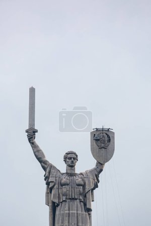 Téléchargez les photos : Kiev, Ukraine - 31 juillet 2023 : Vue du monument de la Patrie après avoir enlevé les armoiries soviétiques et préparé l'installation des armoiries de l'Ukraine - en image libre de droit