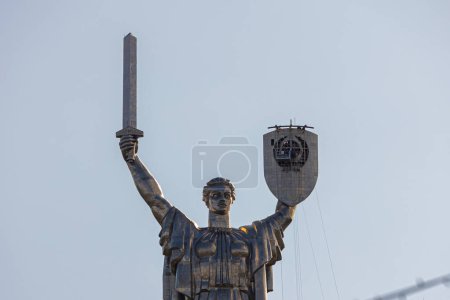 Téléchargez les photos : Kiev, Ukraine - 1er août 2023 : Vue du monument de la Patrie après avoir enlevé les armoiries soviétiques et préparé l'installation des armoiries de l'Ukraine. - en image libre de droit