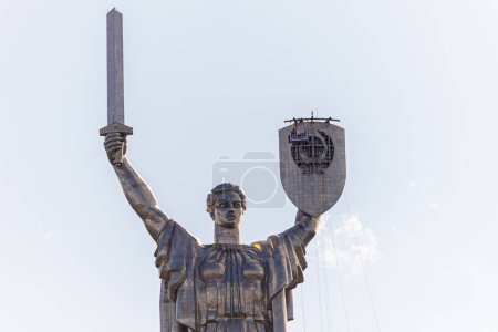 Téléchargez les photos : Kiev, Ukraine - 1er août 2023 : Vue du monument de la Patrie après avoir enlevé les armoiries soviétiques et préparé l'installation des armoiries de l'Ukraine. - en image libre de droit