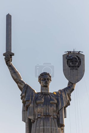 Foto de Kiev, Ucrania - 1 de agosto de 2023: Vista del monumento a la Patria después de retirar el escudo soviético y prepararse para la instalación del escudo de armas de Ucrania. - Imagen libre de derechos