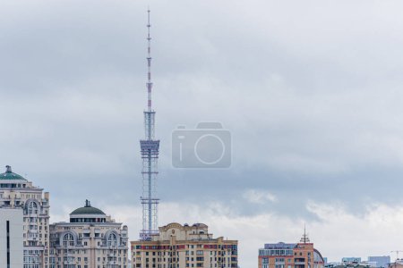 Téléchargez les photos : Kiev, Ukraine - 1er octobre 2023 : Les rues de la ville de Kiev et la tour de télévision de Kiev - en image libre de droit