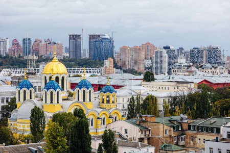 Téléchargez les photos : Incroyable Ukraine Kiev belle église. Cathédrale St Volodymyrs. Vue de dessus depuis la photo aérienne du drone. Lieux touristiques célèbres. - en image libre de droit