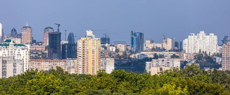Téléchargez les photos : Photographie aérienne de quartiers résidentiels de Kiev avec vue sur la gare et les nouveaux gratte-ciel en construction, vue aérienne, photographie de ville. Espace de copie. - en image libre de droit