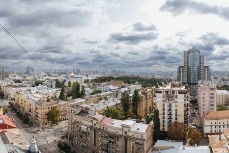 Téléchargez les photos : Kiev, Ukraine - 1er octobre 2023 : Les rues de la ville de Kiev. Vue aérienne - en image libre de droit