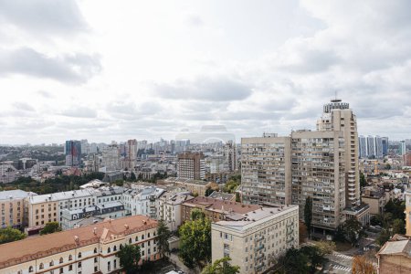 Téléchargez les photos : Kiev, Ukraine - 1er octobre 2023 : Les rues de la ville de Kiev. Vue aérienne - en image libre de droit