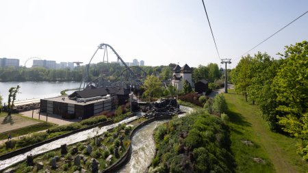 Foto de Katowice, Polonia - 20 de mayo de 2023: Parque de atracciones Legendia Slaskie Amusement Park, vista desde arriba - Imagen libre de derechos
