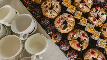 Foto de Delicioso, mesa con varias galletas, tartas, sabrosa mesa de postres, pasteles, cupcakes y postres dulces, catering. - Imagen libre de derechos