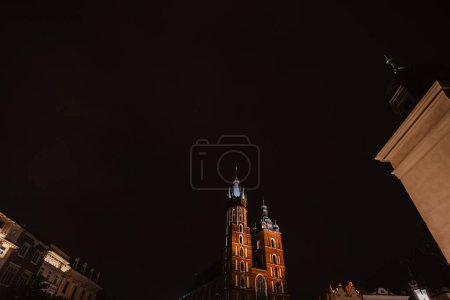 Téléchargez les photos : Basilique Saint-Marie ou église Mariacki dans la vieille ville de Cracovie ou Cracovie, Pologne. La place principale du marché la nuit. - en image libre de droit