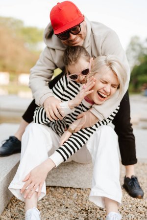 Foto de Familia joven con su hija divirtiéndose juntos al aire libre - Imagen libre de derechos
