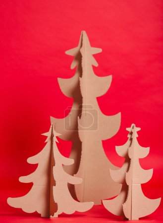 Téléchargez les photos : Arbre de Noël en carton. Des arbres uniques. Nouvel An
. - en image libre de droit