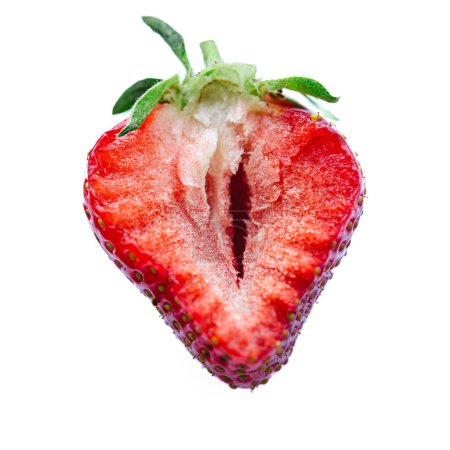 Téléchargez les photos : Moitié mûre d'une fraise sur fond blanc. Dof peu profond - en image libre de droit
