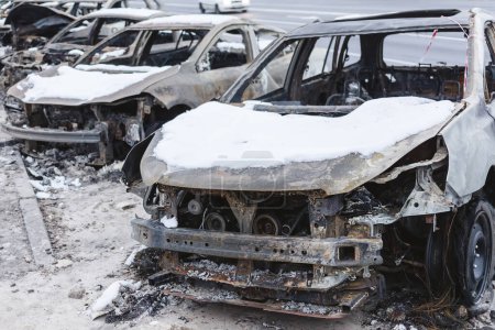 Téléchargez les photos : Kiev, Ukraine - 3 janvier 2024 : Véhicules civils brûlés après une attaque de missiles russe. - en image libre de droit