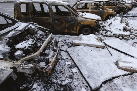 Téléchargez les photos : Kiev, Ukraine - 3 janvier 2024 : Véhicules civils brûlés après une attaque de missiles russes. - en image libre de droit