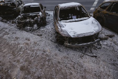 Téléchargez les photos : Kiev, Ukraine - 3 janvier 2024 : Véhicules civils brûlés après une attaque de missiles russes. - en image libre de droit
