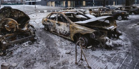 Foto de Kiev, Ucrania - 3 de enero de 2024: Automóviles civiles quemados después de un ataque de misiles rusos. - Imagen libre de derechos