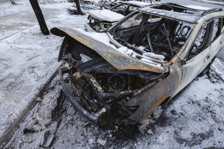 Foto de Kiev, Ucrania - 3 de enero de 2024: Automóviles civiles quemados después de un ataque de misiles rusos. - Imagen libre de derechos
