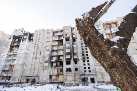 Téléchargez les photos : Un immeuble résidentiel bombardé par l'armée russe. Kiev, Ukraine. - 3 janvier 2024 - en image libre de droit