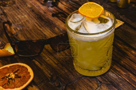 Téléchargez les photos : Whisky Sour Drink Éclairage sur table en bois. Dof peu profond - en image libre de droit