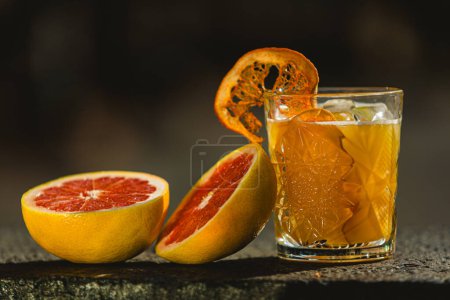 Téléchargez les photos : Délicieux cocktail old fashion dans le verre gravé avec des tranches de glace et d'orange. Dof peu profond - en image libre de droit