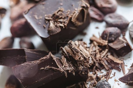 Téléchargez les photos : Haricots de cacao avec du chocolat sur fond blanc. Shalllow dof. Vue du dessus - en image libre de droit