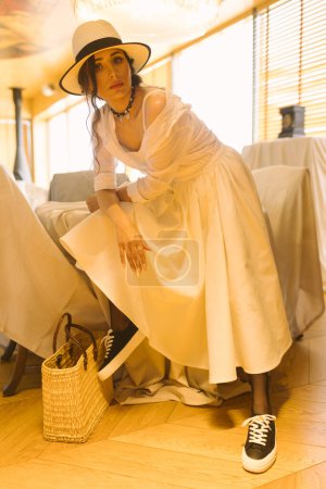 Foto de Hermosa mujer tierna en posar vestido blanco. Belleza, moda. Cuidado del cabello. Cosméticos - Imagen libre de derechos