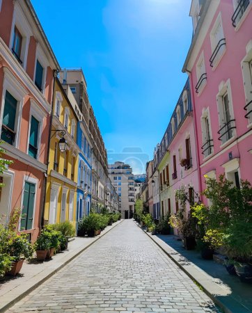 Téléchargez les photos : La rue la plus colorée de Paris - Cremieux street. Rue Cremieux Paris dans le 12ème arrondissement est un lieu de maisons et volets de couleur pastel. - en image libre de droit