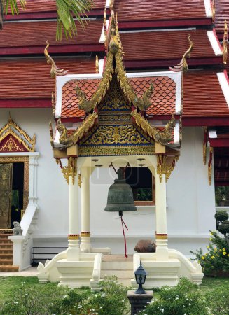 Téléchargez les photos : Temple thaïlandais sonne Bell. Photo de Thaïlande Voyage. Culture et religion. - en image libre de droit