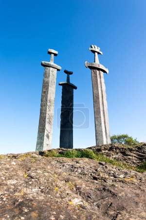 Foto de Sword in Rock monument attraction at the shores of Hafrsfjord fjord, Stavanger, Norway, May 2018 - Imagen libre de derechos