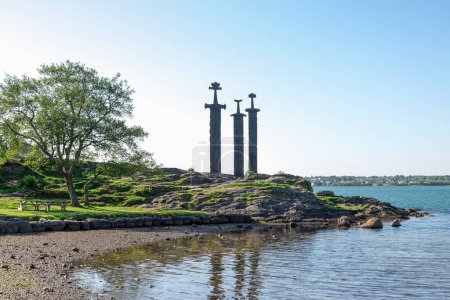 Foto de Panorama of a small park area near Hafrsfjord fjord and Sverd i Fjell monument, Stavanger, Norway, May 2018 - Imagen libre de derechos