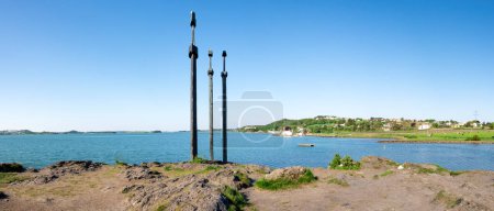 Foto de Sword in Rock monument and spectacular panoramic view to Hafrsfjord bay, Stavanger, Norway, May 2018 - Imagen libre de derechos