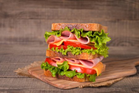 Foto de Sandwich club con jamón, queso, tomate y lechuga. - Imagen libre de derechos