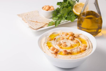 Hummus dans une assiette de pois chiches, paprika fumé, huile d'olive et 