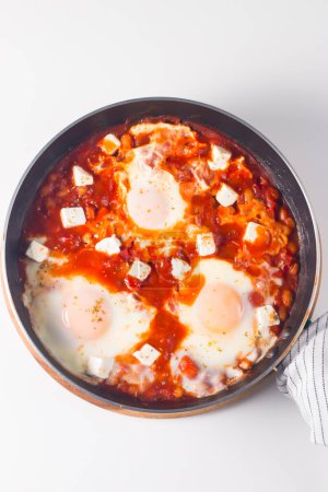 Foto de Shakshuka hecha de huevos escalfados en salsa de pimiento de tomate - Imagen libre de derechos