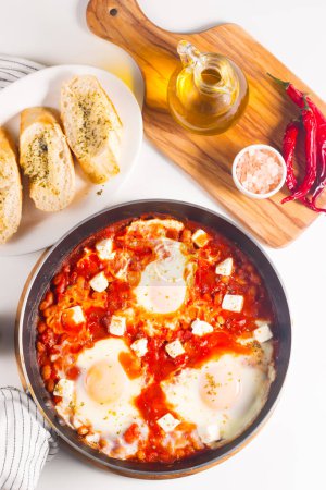 Foto de Shakshuka hecha de huevos escalfados en salsa de pimiento de tomate - Imagen libre de derechos