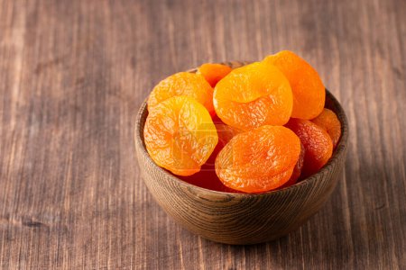 Téléchargez les photos : Abricots secs dans un bol. Fruits secs. - en image libre de droit