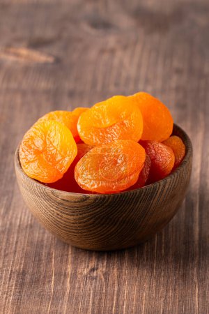 Téléchargez les photos : Abricots secs dans un bol. Fruits secs. - en image libre de droit