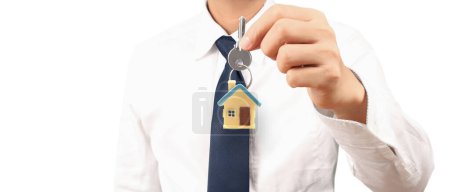 Téléchargez les photos : Agent immobilier remise d'une maison clés en main - en image libre de droit