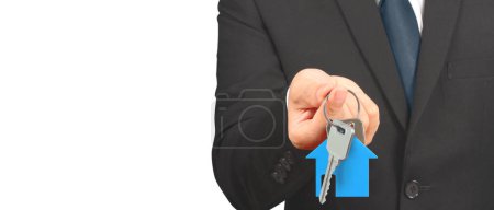 Foto de Agente inmobiliario entregando las llaves de una casa en mano - Imagen libre de derechos