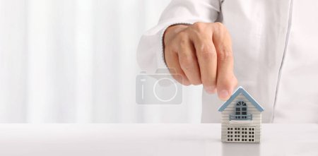 Téléchargez les photos : Maison Structure résidentielle en main, idée de maison d'affaires, maison modèle - en image libre de droit