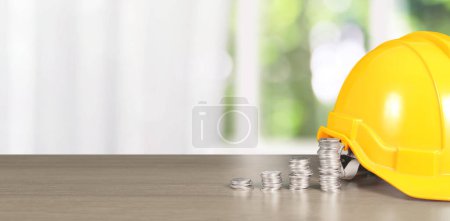 Foto de Casa modelo hardhat amarillo y moneda con gráfico de comercio, concepto de inversión financiera - Imagen libre de derechos