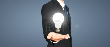 Foto de Los seres humanos tienen bombillas en la mano tecnología innovadora y creatividad - Imagen libre de derechos